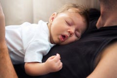 El dormir recién nacido del bebé foto de archivo El dormir recién nacido del bebé foto de archivo