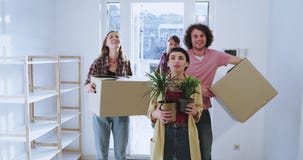 El día móvil para un joven de la pareja casó a un amigo para entrar en la casa que la impresionaron del diseño de la casa mientra almacen de metraje de vídeo El día móvil para un joven de la pareja casó a un amigo para entrar en la casa que la impresionaron del diseño de la casa mientra almacen de metraje de vídeo