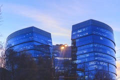 El edificio de cristal no es alto con las ventanas transparentes en azul fotos de archivo libres de regalías El edificio de cristal no es alto con las ventanas transparentes en azul fotos de archivo libres de regalías