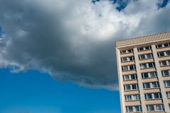 El edificio en las nubes, estructura que se eleva al cielo, perforando las nubes fotos de archivo El edificio en las nubes, estructura que se eleva al cielo, perforando las nubes fotos de archivo