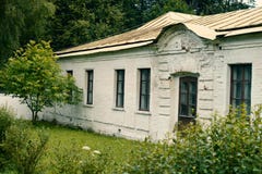 El edificio histórico de un piso blanco viejo imagenes de archivo El edificio histórico de un piso blanco viejo imagenes de archivo