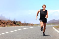 El ejecutarse/sprinting del hombre en el camino El ejecutarse/sprinting del hombre en el camino