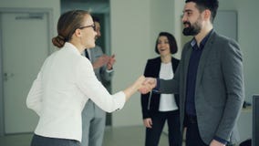 El encargado alegre está felicitando al candidato electo después de entrevista de trabajo, gente está sacudiendo las manos, habla metrajes El encargado alegre está felicitando al candidato electo después de entrevista de trabajo, gente está sacudiendo las manos, habla metrajes