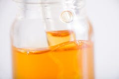 El envase con el aceite de CBD, cáñamo vive extracción de la resina aislada imagen de archivo El envase con el aceite de CBD, cáñamo vive extracción de la resina aislada imagen de archivo