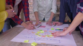 El equipo acertado del negocio, manos de los colaboradores creativos de la oficina aplaude durante triunfo sobre el nuevo desarro El equipo acertado del negocio, manos de los colaboradores creativos de la oficina aplaude durante triunfo sobre el nuevo desarro