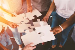 El equipo de hombres de negocios trabaja junto para una meta Concepto de unidad y de sociedad foto de archivo libre de regalías El equipo de hombres de negocios trabaja junto para una meta Concepto de unidad y de sociedad foto de archivo libre de regalías