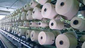 El equipo de la materia textil hace girar las bobinas con los hilos, arrollando almacen de metraje de vídeo El equipo de la materia textil hace girar las bobinas con los hilos, arrollando almacen de metraje de vídeo