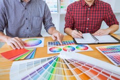 El equipo de reunión creativa del diseñador gráfico que trabaja en nuevo proyecto, elige color de la selección y el dibujo en la imagen de archivo El equipo de reunión creativa del diseñador gráfico que trabaja en nuevo proyecto, elige color de la selección y el dibujo en la imagen de archivo