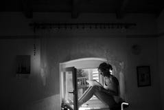 El escritor que relee sus notas que se sientan en la ventana El escritor que relee sus notas que se sientan en la ventana