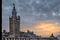 El español de Giralda: El La Giralda es el campanario de la catedral de Sevilla en Sevilla, España foto de archivo El español de Giralda: El La Giralda es el campanario de la catedral de Sevilla en Sevilla, España foto de archivo