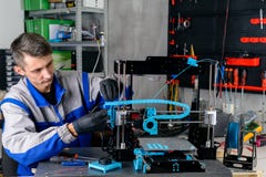 el especialista de la impresión 3d modifica la impresora para requisitos particulares imágenes de archivo libres de regalías el especialista de la impresión 3d modifica la impresora para requisitos particulares imágenes de archivo libres de regalías
