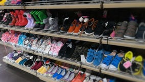 El Estante Con Calzado Para Niñas Y Niños En La Tienda Zapatos Para Niños, Zapatillas Deporte Y Botas De Varios Colores Almacen De Video de hipermercado, zapato: 167456179
