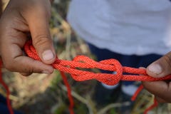 El explorador está atando el nudo de filón y x28; Cuadrado Knot& x29; foto de archivo El explorador está atando el nudo de filón y x28; Cuadrado Knot& x29; foto de archivo