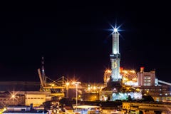El faro de Génova por noche, llamado Lanterna, símbolo de la ciudad, Italia fotos de archivo libres de regalías El faro de Génova por noche, llamado Lanterna, símbolo de la ciudad, Italia fotos de archivo libres de regalías