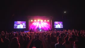 El festival de la roca, muchas fans aplaude y agita las manos en el concierto de la música en directo contra etapa brillantemente metrajes El festival de la roca, muchas fans aplaude y agita las manos en el concierto de la música en directo contra etapa brillantemente metrajes