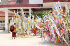 El festival de Songkran se celebra en un día de Año Nuevo tradicional, monjes viene adornar tung i fotografía de archivo El festival de Songkran se celebra en un día de Año Nuevo tradicional, monjes viene adornar tung i fotografía de archivo