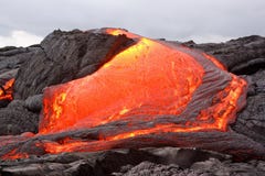 El fluir candente de la lava foto de archivo libre de regalías El fluir candente de la lava foto de archivo libre de regalías