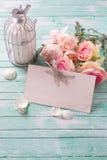 El fondo con las rosas frescas florece, vela en el pájaro decorativo c imagen de archivo El fondo con las rosas frescas florece, vela en el pájaro decorativo c imagen de archivo