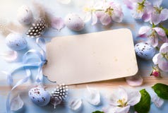 el fondo de pascua con los huevos y la primavera de Pascua florece Visión superior fotos de archivo libres de regalías el fondo de pascua con los huevos y la primavera de Pascua florece Visión superior fotos de archivo libres de regalías
