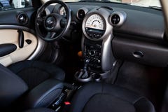 El frente del compartimiento de pasajero dentro, asientos de pasajero del lanzamiento de Mini Cooper Countryman 2012 fotos de archivo El frente del compartimiento de pasajero dentro, asientos de pasajero del lanzamiento de Mini Cooper Countryman 2012 fotos de archivo
