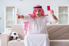El fútbol de observación del deporte del hombre árabe en la TV fotografía de archivo libre de regalías El fútbol de observación del deporte del hombre árabe en la TV fotografía de archivo libre de regalías