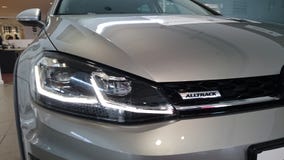 El golf Alltrack de VW llevó el detalle ligero principal fotografía de archivo libre de regalías El golf Alltrack de VW llevó el detalle ligero principal fotografía de archivo libre de regalías