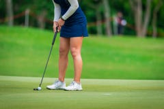 El golfista está juntando con te de pelota de golf del club de golf del juego de la competencia del golf de la camiseta fotografía de archivo El golfista está juntando con te de pelota de golf del club de golf del juego de la competencia del golf de la camiseta fotografía de archivo