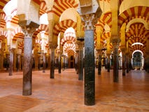 El gran interior famoso de la mezquita o de Mezquita Córdoba, España imagen de archivo El gran interior famoso de la mezquita o de Mezquita Córdoba, España imagen de archivo