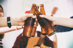 El grupo asiático de amigos que tienen partido con la cerveza alcohólica bebe a imagen de archivo El grupo asiático de amigos que tienen partido con la cerveza alcohólica bebe a imagen de archivo