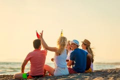 El grupo de amigos juega en la playa imágenes de archivo libres de regalías El grupo de amigos juega en la playa imágenes de archivo libres de regalías