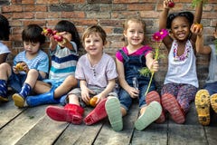 El grupo de guardería embroma a los pequeños granjeros que aprenden cultivar un huerto fotografía de archivo El grupo de guardería embroma a los pequeños granjeros que aprenden cultivar un huerto fotografía de archivo