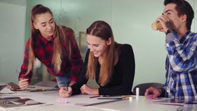 El grupo de interioristas jovenes combina el trabajo junto en oficina creativa Profesionales jovenes que hacen sentarse de los bo almacen de metraje de vídeo El grupo de interioristas jovenes combina el trabajo junto en oficina creativa Profesionales jovenes que hacen sentarse de los bo almacen de metraje de vídeo