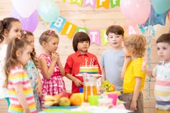 El grupo de ni?os celebra la fiesta de cumplea?os junto foto de archivo libre de regalías El grupo de ni?os celebra la fiesta de cumplea?os junto foto de archivo libre de regalías