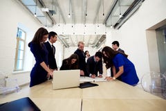 El grupo étnico multi acertado de arquitectos se vistió en la ropa corporativa de lujo que trabajaba junto durante el informe, fotografía de archivo libre de regalías El grupo étnico multi acertado de arquitectos se vistió en la ropa corporativa de lujo que trabajaba junto durante el informe, fotografía de archivo libre de regalías
