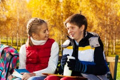 El hablar del escolar y de la muchacha fotografía de archivo libre de regalías El hablar del escolar y de la muchacha fotografía de archivo libre de regalías