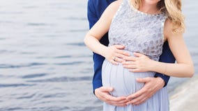 El hombre abraza suavemente a la muchacha para la panza embarazada Copie el espacio fotos de archivo El hombre abraza suavemente a la muchacha para la panza embarazada Copie el espacio fotos de archivo
