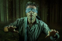 El hombre confuso y asustado joven vendado los ojos de con la corbata que jugaba desafío viral peligroso de la tendencia de Inter imagen de archivo El hombre confuso y asustado joven vendado los ojos de con la corbata que jugaba desafío viral peligroso de la tendencia de Inter imagen de archivo