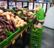 el hombre de las verduras imagenes de archivo el hombre de las verduras imagenes de archivo