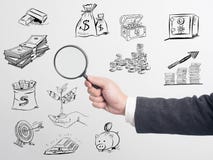 El hombre de negocios confirma proyecto Negocio de la idea en el fondo blanco H Imagenes de archivo