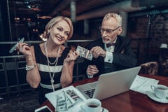 El hombre de negocios da el dinero a la mujer sonriente foto de archivo libre de regalías El hombre de negocios da el dinero a la mujer sonriente foto de archivo libre de regalías