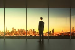 El hombre de negocios en oficina vacía se coloca en la ventana imágenes de archivo libres de regalías El hombre de negocios en oficina vacía se coloca en la ventana imágenes de archivo libres de regalías