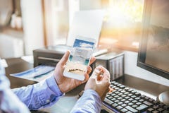 El hombre de negocios envía una foto a la impresora inalámbrica Fotos de archivo libres de regalías El hombre de negocios envía una foto a la impresora inalámbrica Fotos de archivo libres de regalías