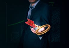El hombre de negocios lleva a cabo el negocio dominante del equipo disponible en fondo Imagen de archivo libre de regalías El hombre de negocios lleva a cabo el negocio dominante del equipo disponible en fondo Imagen de archivo libre de regalías