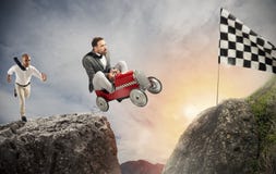 El hombre de negocios rápido con un coche gana contra los competidores Concepto de éxito y de competencia imágenes de archivo libres de regalías El hombre de negocios rápido con un coche gana contra los competidores Concepto de éxito y de competencia imágenes de archivo libres de regalías