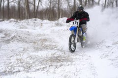 El hombre del corredor del deportista satisface un paseo rápido en una motocicleta en el extremo del camino El circuito de carrer imagen de archivo libre de regalías El hombre del corredor del deportista satisface un paseo rápido en una motocicleta en el extremo del camino El circuito de carrer imagen de archivo libre de regalías