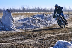 El hombre del corredor del deportista satisface un paseo rápido en una motocicleta en el extremo del camino El circuito de carrer foto de archivo El hombre del corredor del deportista satisface un paseo rápido en una motocicleta en el extremo del camino El circuito de carrer foto de archivo