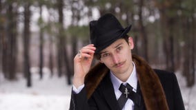 El hombre elegante lleva un sombrero metrajes El hombre elegante lleva un sombrero metrajes