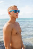 El hombre en nadada azul pone en cortocircuito en la playa imágenes de archivo libres de regalías El hombre en nadada azul pone en cortocircuito en la playa imágenes de archivo libres de regalías