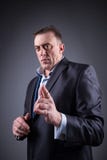 El hombre espantoso muestra un finger, imágenes de archivo libres de regalías El hombre espantoso muestra un finger, imágenes de archivo libres de regalías