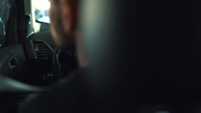 El hombre est? conduciendo el coche a trav?s de un estacionamiento y est? buscando un lugar para parquear o se est? alejando almacen de video El hombre est? conduciendo el coche a trav?s de un estacionamiento y est? buscando un lugar para parquear o se est? alejando almacen de video